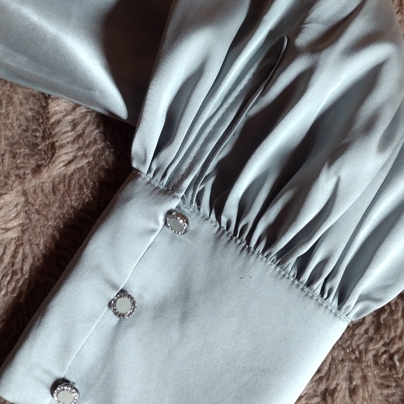 Express light sage green blouse with peephole back! - Picture 2 of 12